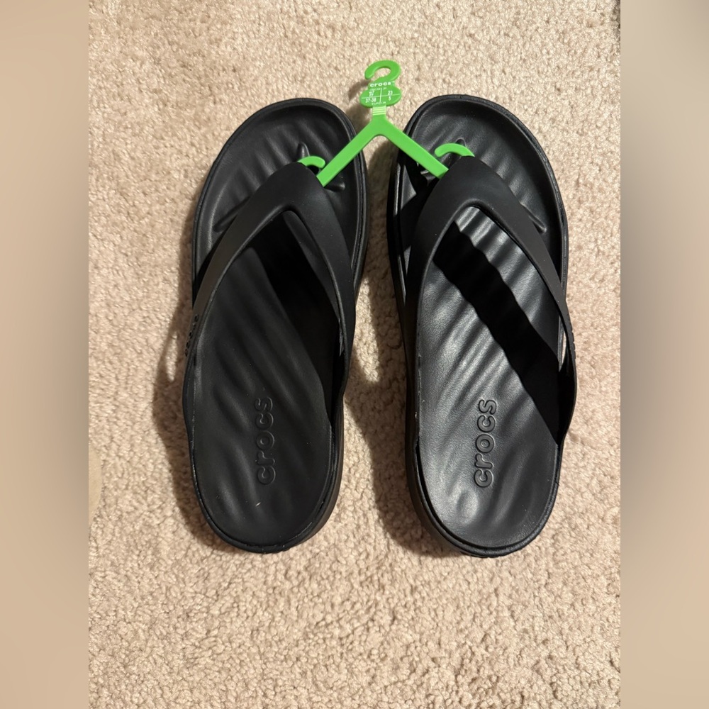 New Crocs Flip Flops Size 7